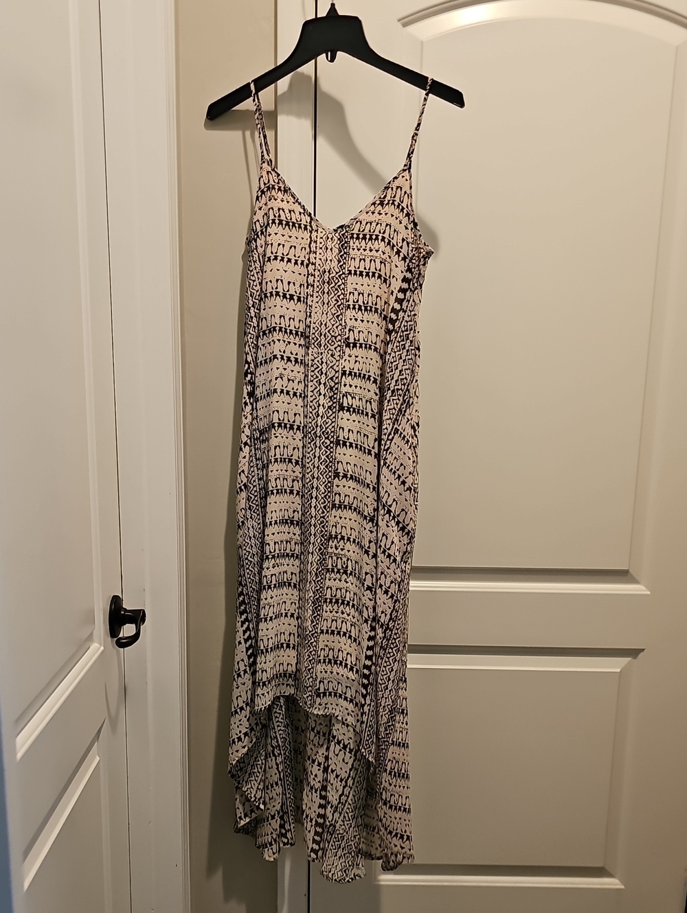 a.n.a Beige & Black Printed High-Low Slip Dress With Pockets